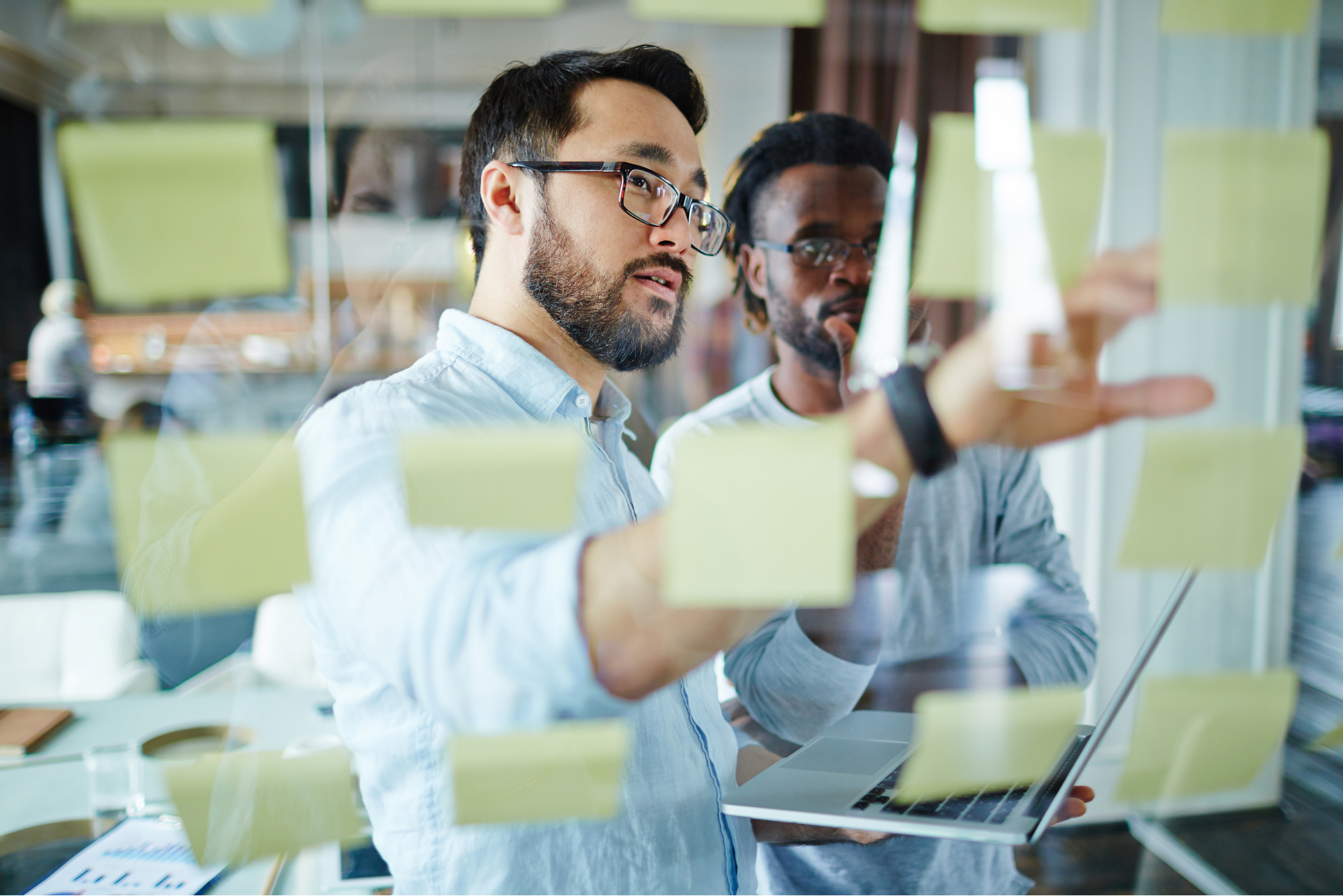 Dois homens analisando resultados